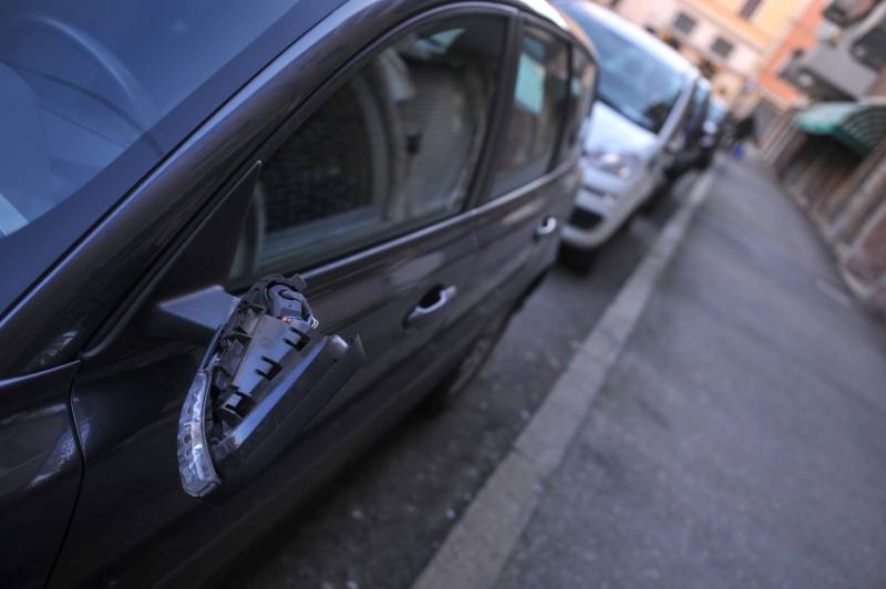 Riconosciuto grazie alle telecamere vandalo degli specchietti