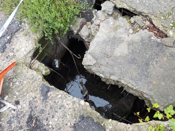 Voragini sulla strada di Valle San Bartolomeo: in primavera la messa in sicurezza dei marciapiedi