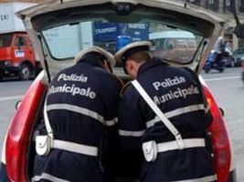 Rissa durante la Fiera di Santa Caterina. Feriti due agenti della Municipale