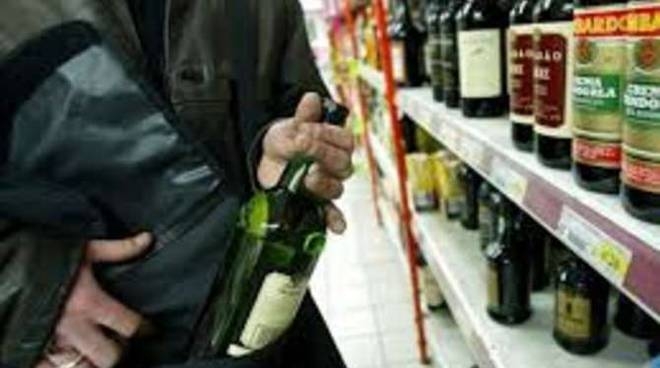 Sorpreso a rubare, minaccia l’addetto alla vigilanza del supermercato  e cerca di colpirlo con una bottiglia