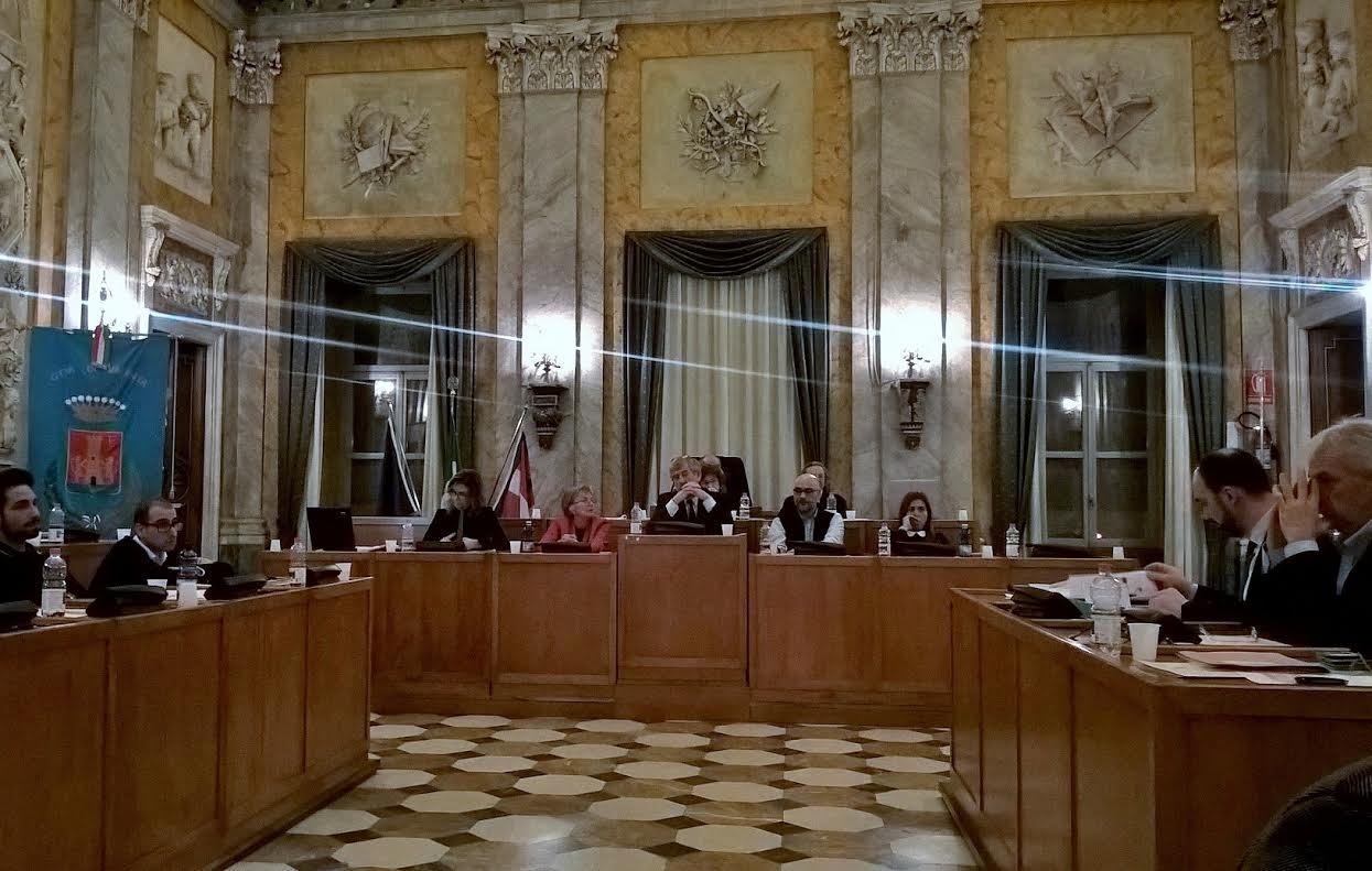 Dissidi in consiglio comunale a Valenza e la questione piscina riaccende gli animi