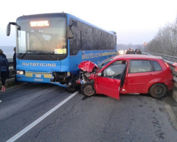 Incidente tra auto e pullman: traffico in affanno