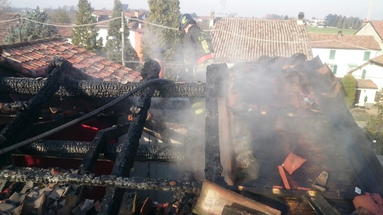 Prende fuoco il tetto di una casa: nessun ferito
