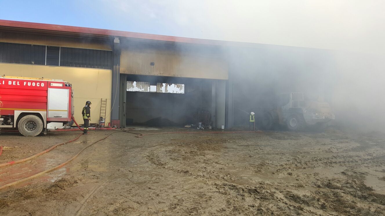 Vigili del Fuoco al lavoro per spegnere un incendio in un deposito agricolo a Murisengo   