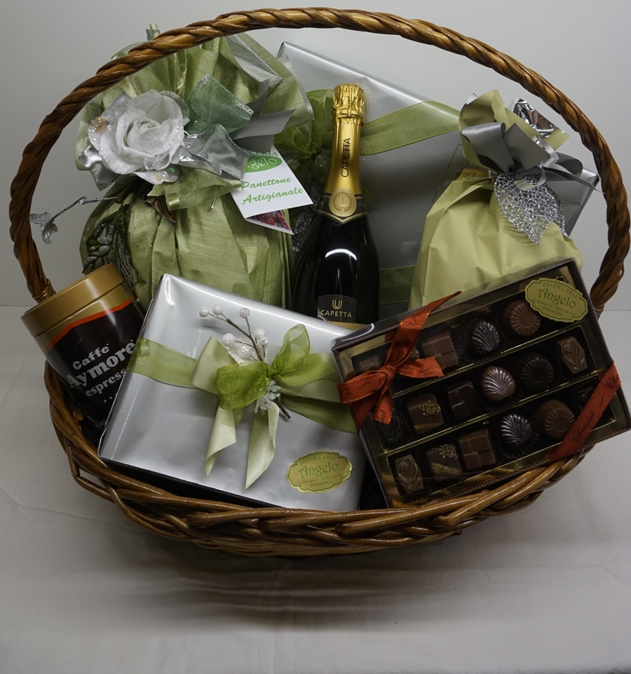 Panettone, caffè, spumante, tartufi, gianduiotti, amaretti e cioccolatini