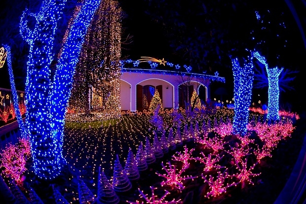 A Melegnano il suggestivo show di luci e colori della Casa di Babbo Natale