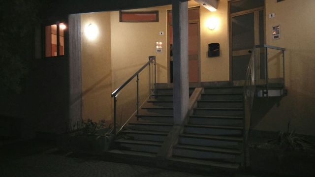 Non esce di casa per “colpa” di nove gradini: la storia di Aldo, valenzano in una casa popolare