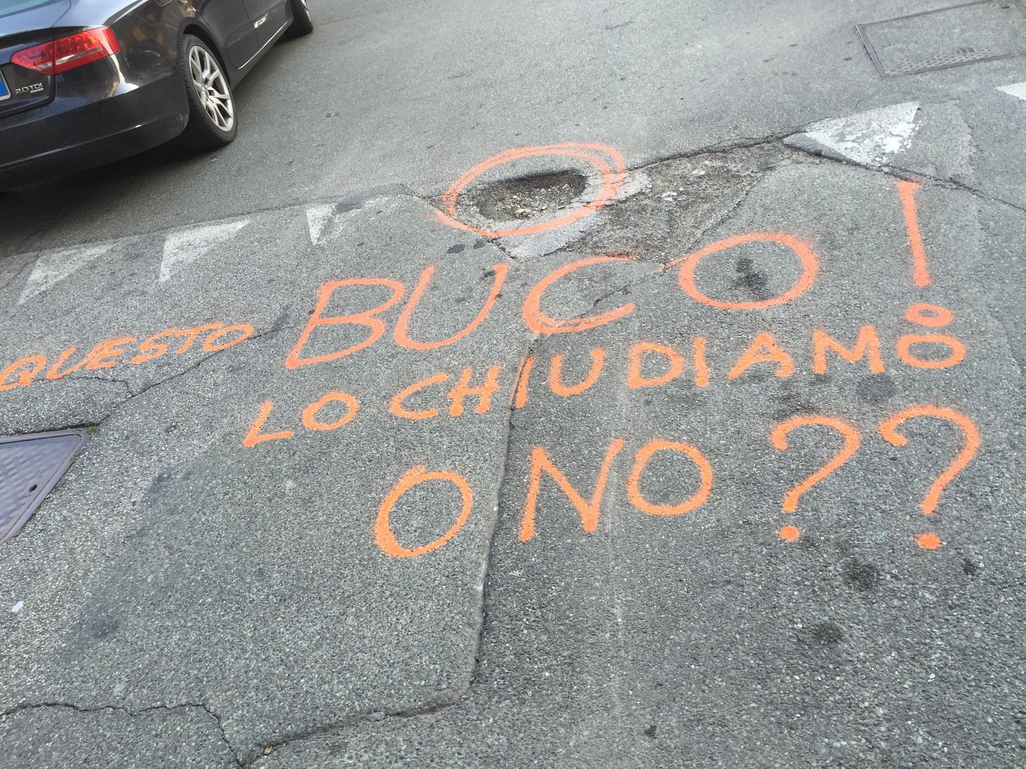 Meglio Babbo Natale del Batman delle buche. I dubbi di una cittadina sull’alessandrino ‘armato’ di spray