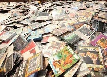 Cerca di rubare Dvd da un supermercato di Alessandria ma viene fermata alle casse e denunciata