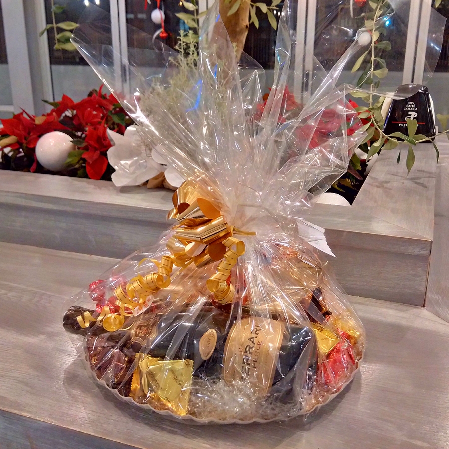 Cesto con bottiglia Ferrari, cuneesi, baci di dama artigianale e panettone