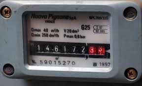 Collega un tubo al contatore del gas del palazzo per riscaldare l’alloggio senza pagare