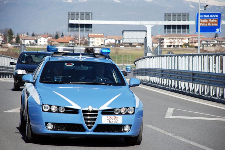 Ruba un’auto e poi fugge a folle velocità in autostrada. Bloccato a Novi dalla Stradale