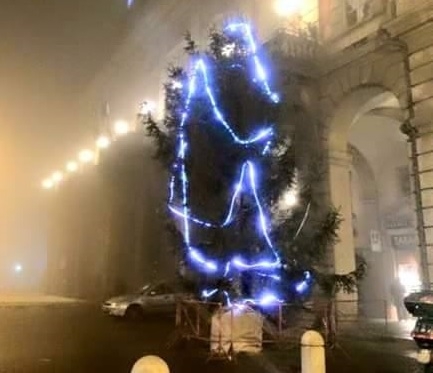 Albero di Natale deriso sui social condannato all’esilio. Il sindaco si scusa con i cittadini
