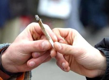 Sorpresi con hashish davanti alle scuole
