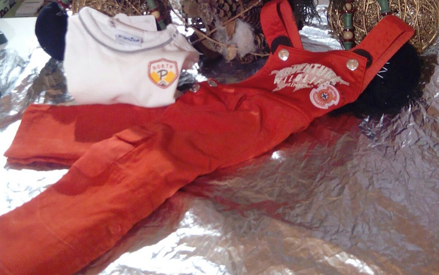 Salopette e t-shirt per bimbi sportivi ed eleganti