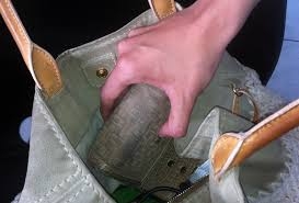 Cerca di rubare il portafoglio di un’anziana intenta a fare la spesa