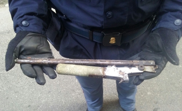 Bacia il bimbo ed esce di casa per uccidersi. Salvato dalla Polizia