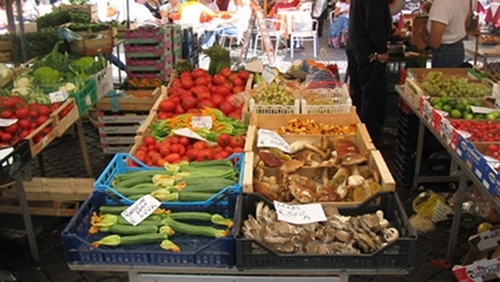 Mercati settimanali in piazza Castello: anticipati al giovedì quelli di Natale e Capodanno