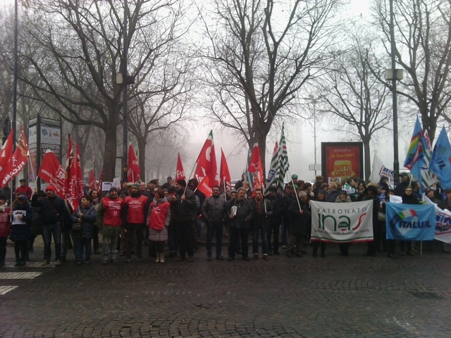 Cgil, Cisl e Uil in presidio contro i tagli ai patronati [FOTO]