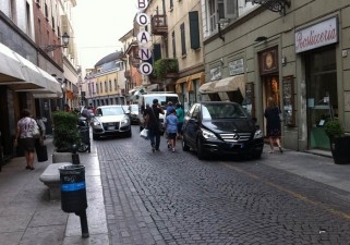 Lavori in via San Lorenzo per sistemare il porfido. La strada, però, resta aperta
