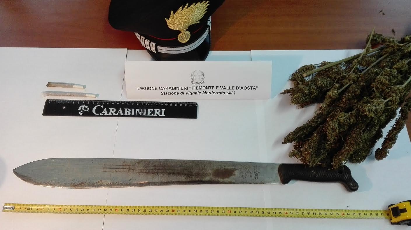 Ubriaco in paese e con un machete e marijuana in casa