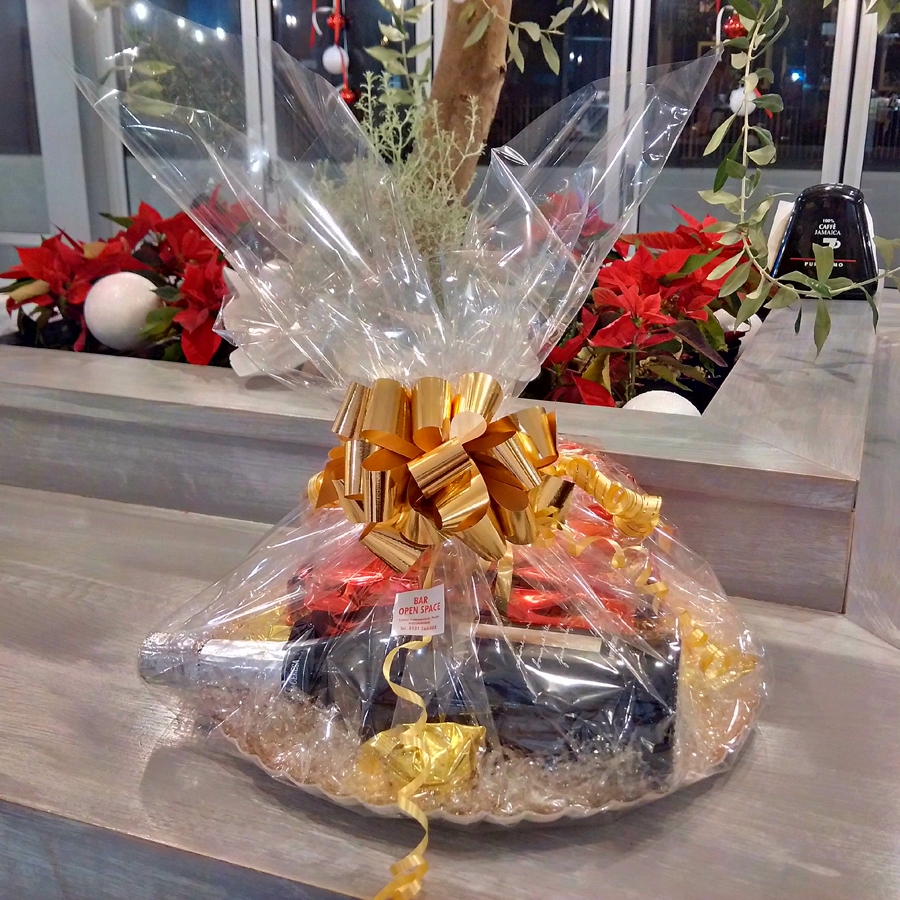 Cesto con Prosecco, tartufini e panettone artigianale