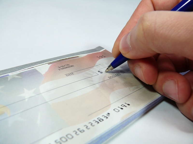 Ruba un assegno a un anziano e incassa 5 mila euro