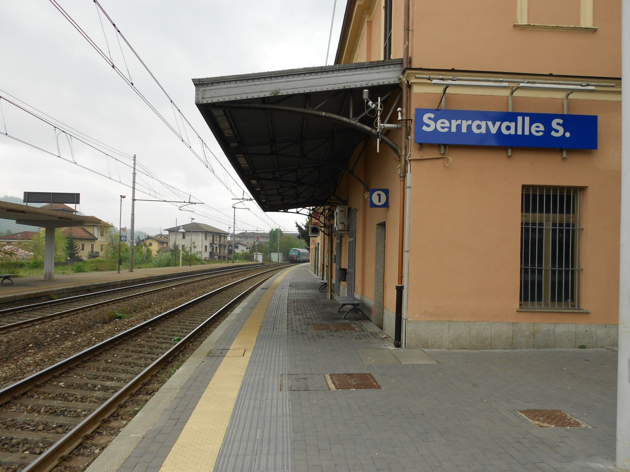 Passano sotto un treno fermo per non pagare il biglietto