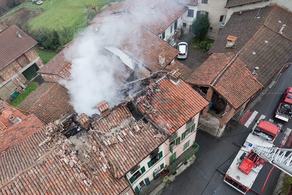 Incendio a San Cristoforo: tetto distrutto e casa inagibile