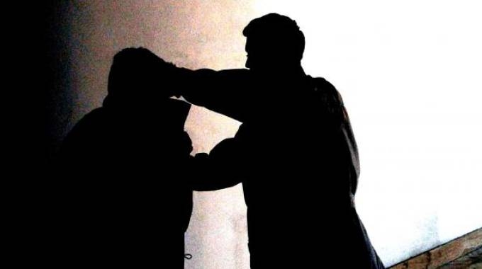 “Dammi lo zaino o ti ammazzo”: aggredisce un 13enne ma viene riconosciuto il giorno dopo