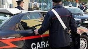 Picchia un passante “per una sigaretta” e poi se la prende anche con una barista