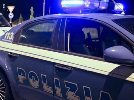 Un machete nascosto nel giubbotto: ferisce un poliziotto alla mano