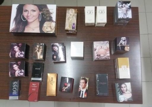In casa con quasi trenta scatole di profumi falsi: denunciata dai Carabinieri