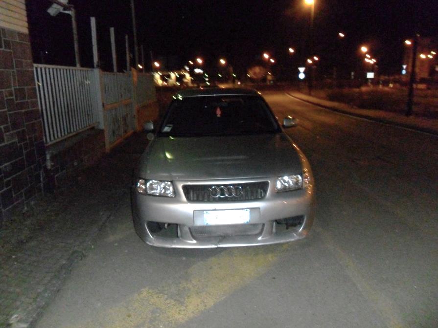 Cittadino segnala persone sospette a Valenza: i Carabinieri intervengono subito e recuperano auto rubata