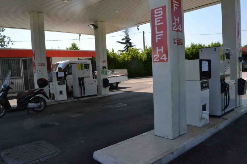 Fanno benzina e scappano: denunciati due ragazzi sulla A26