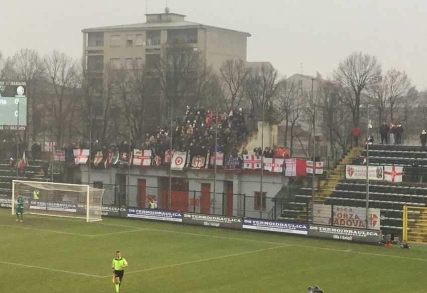Azione di alleggerimento delle forze dell’ordine verso i tifosi del Padova per evitare il contatto con i supporters grigi