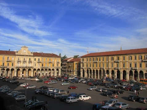 Controlli in Piazza Garibaldi contro i parcheggiatori abusivi
