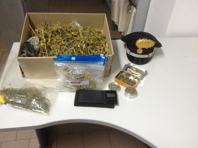 Marijuana in macchina e in casa con tutto l’occorrente per lo spaccio: denunciato dai Carabinieri