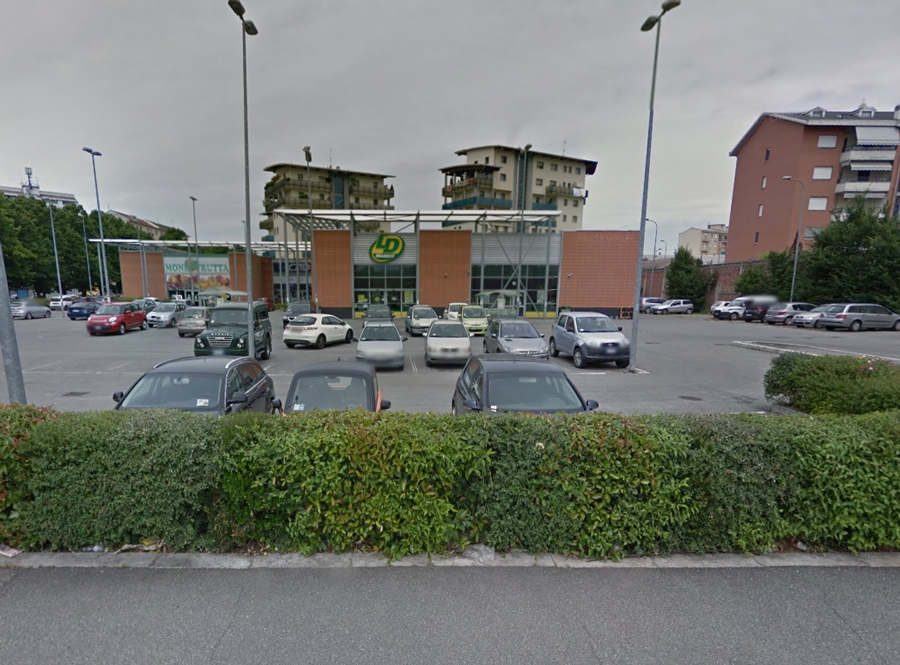 A volto coperto con pistola e accetta rapinano il market ‘LD’ di Alessandria