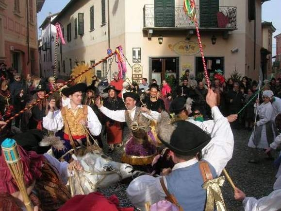 A Rocca Grimalda tornano le coreografiche danze intorno al fuoco della Lachera
