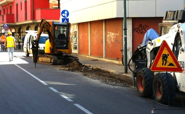 Fuga di gas da una tubatura stradale in via Marengo. Intervengono Amag e i Vigili del Fuoco