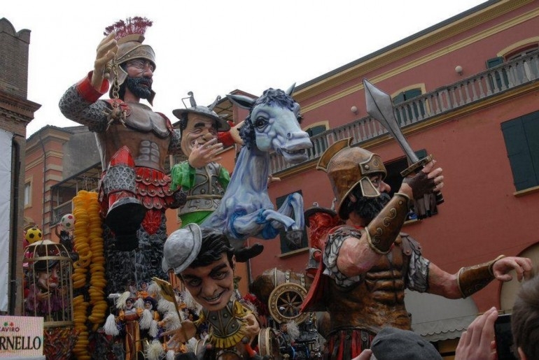 A Cento ha inizio lo spettacolo del Carnevale