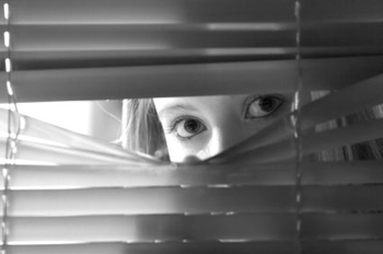 Piomba in casa dell’ex compagna e la aggredisce: denunciato stalker di 27 anni