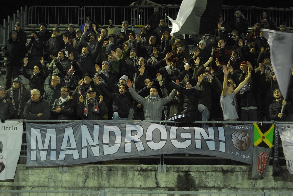 Lo spettacolo dei tifosi grigi anche a Salò [FOTO]