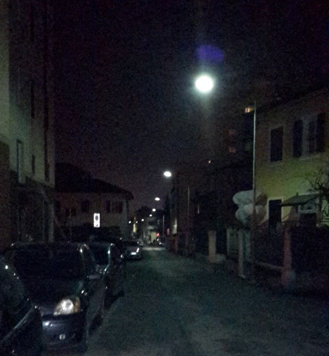 L’ultima commerciante rimasta in via Monte Sabotino lancia una petizione alla giunta novese: “La strada è buia e pericolosa”