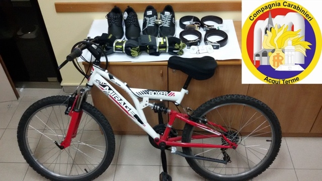 Rubano una bicicletta e 300 euro di abbigliamento da un negozio: incastrati dalle telecamere