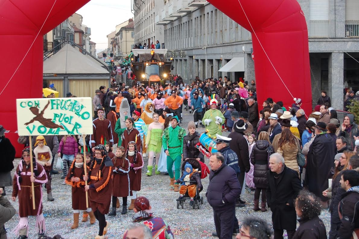 Domenica piena di colore a Valenza. Sfilata dei carri con “Papa Mobile”, gli “Dei della Madonnina” e tanto altro