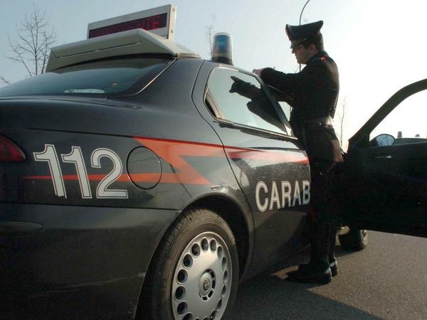 Nel cruscotto del furgone documenti pieni di irregolarità: denunciati in due