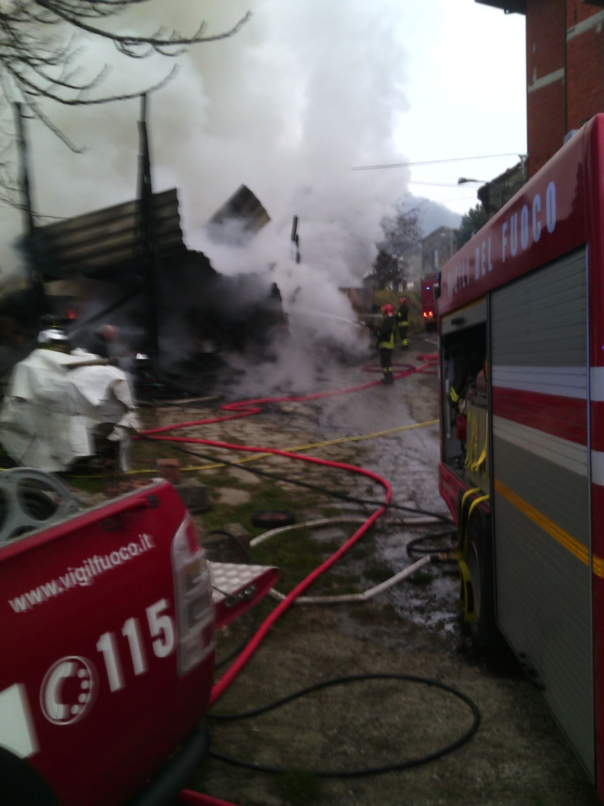 Vigili del fuoco al lavoro per spegnere un incendio nella zona di Borghetto