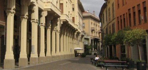 Timidi segnali positivi per il commercio tortonese